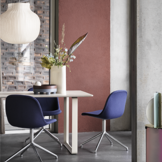 fiber-side-chair-swivel-twill-weave-780-polished-alu-70-70-table-sand-strand-pendant-ridge-platform-2-muuto-org-1575665769